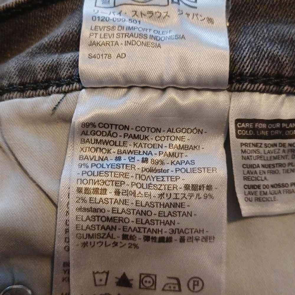 661941....Levi's Gray Shorts Size 29, 12" Inseam 9" Rise - Picture 6 of 6